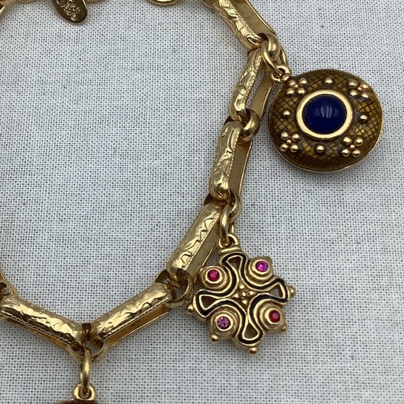 Joan Rivers Gorgeous Book Chain Charm Bracelet Vintage - Picture 3 of 3